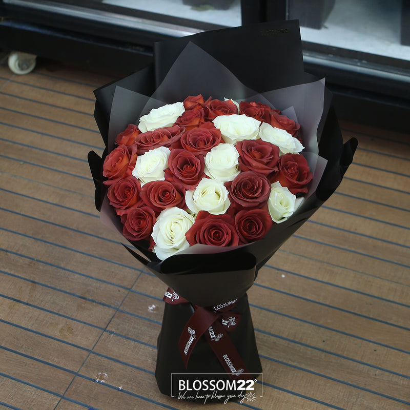 33枝 磚紅混白玫瑰花束｜33 Brick Red & White Rose Bouquet