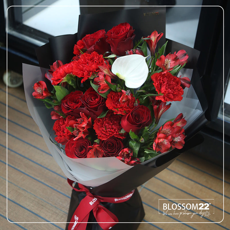 紅玫瑰大丁秘魯百合白掌花束｜Red Roses Carnation Peruvian and Peace Lily Bouquet