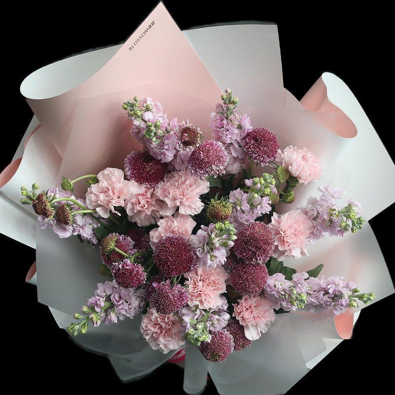 粉康乃馨紫羅蘭松蟲草花束｜Pink Carnation Hoary Stock  Scabiosa Bouquet